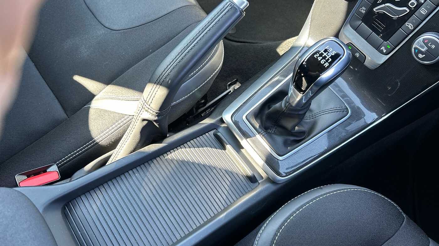 Volvo V40 D2 Momentum Manual (Winter Pack, Front Park Assist, 1 Owner)