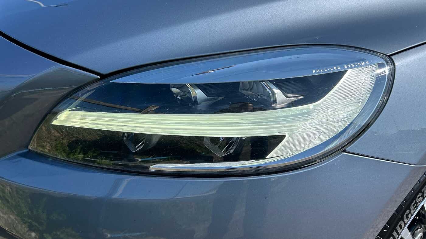 Volvo V40 D2 Momentum Manual (Winter Pack, Front Park Assist, 1 Owner)