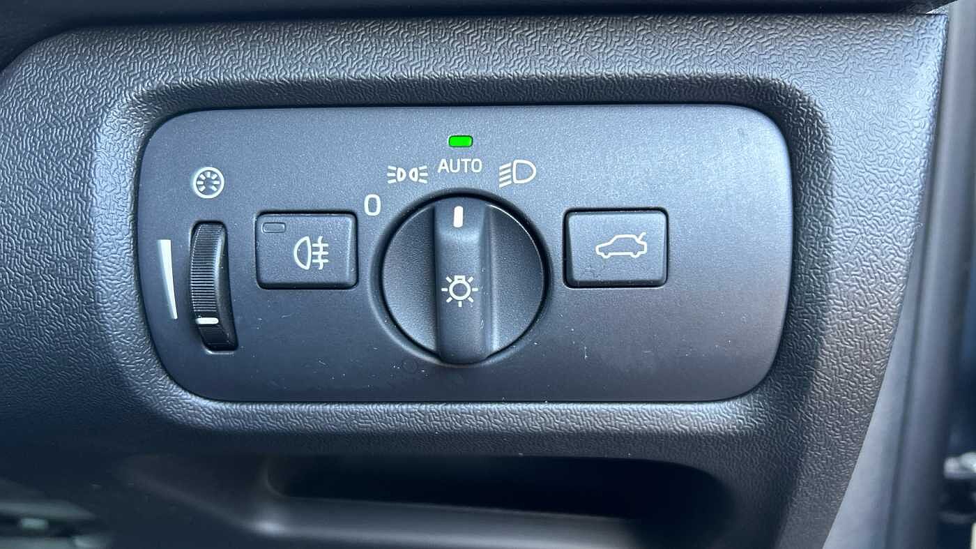 Volvo V40 D2 Momentum Manual (Winter Pack, Front Park Assist, 1 Owner)