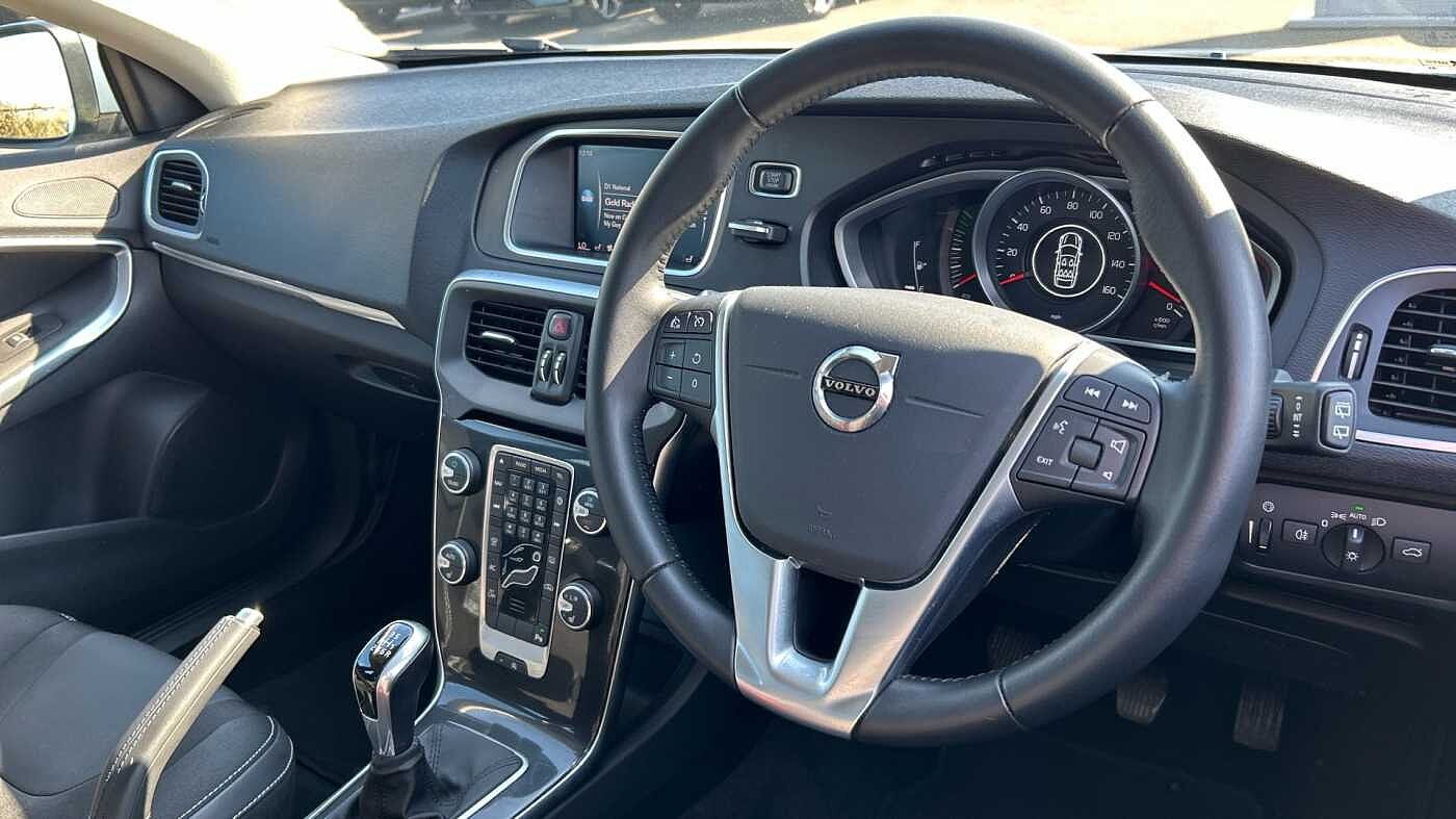 Volvo V40 D2 Momentum Manual (Winter Pack, Front Park Assist, 1 Owner)