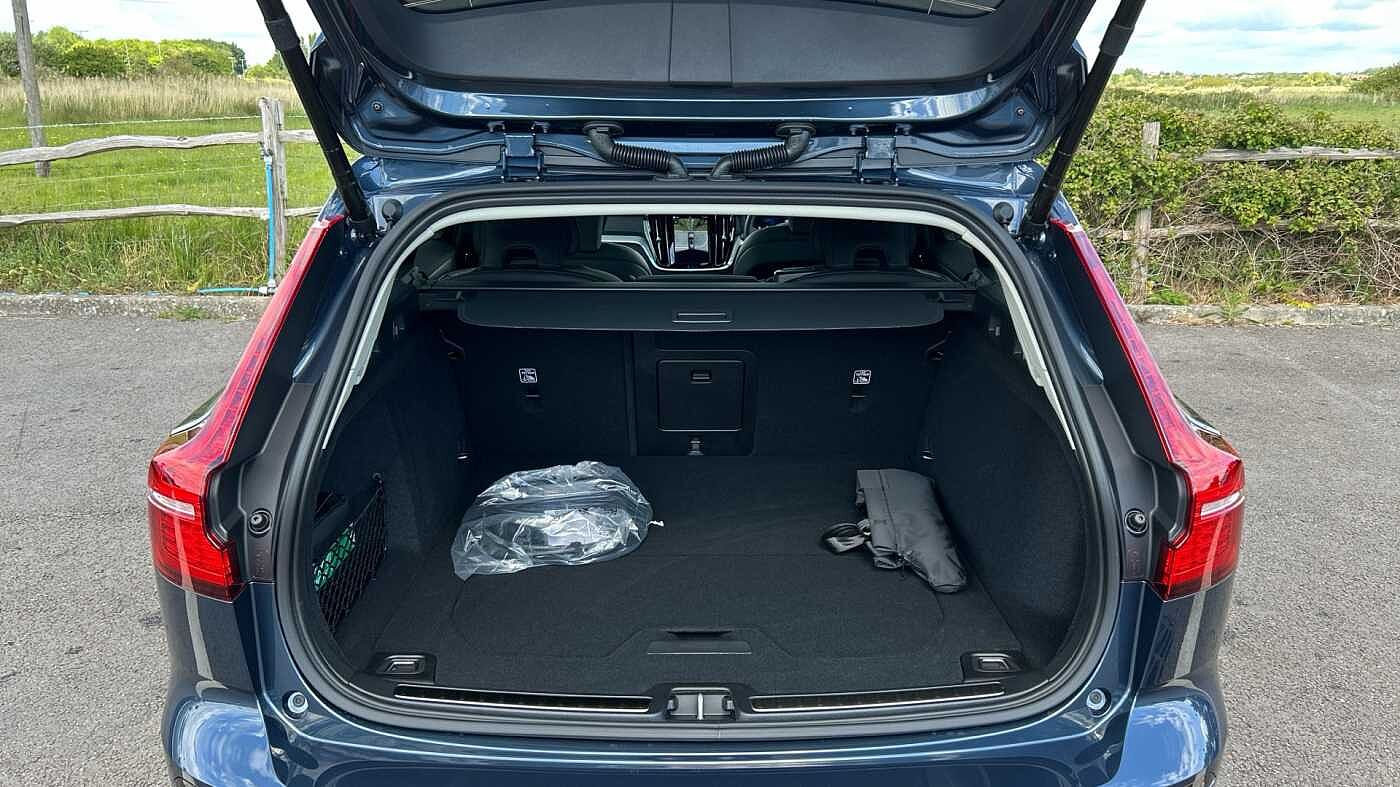 Volvo V60 Ultra, T8 AWD Plug-in hybrid, Electric/Petrol, Dark (Ex Demo, Under 200 Miles)