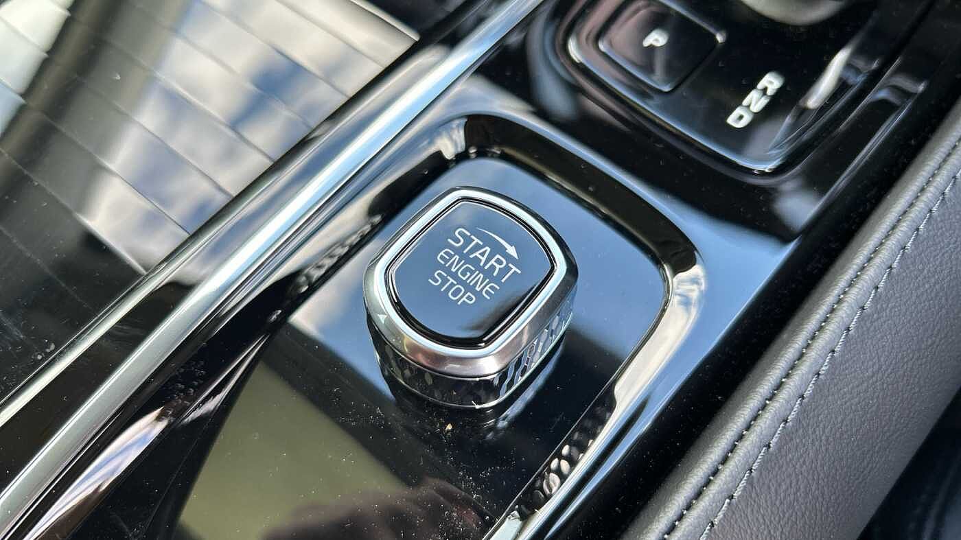 Volvo V60 Ultra, T8 AWD Plug-in hybrid, Electric/Petrol, Dark (Ex Demo, Under 200 Miles)