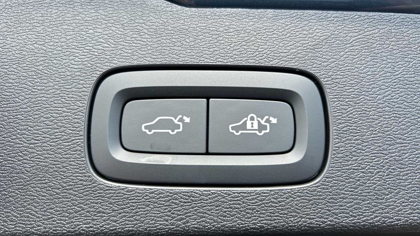 Volvo V60 Ultra, T8 AWD Plug-in hybrid, Electric/Petrol, Dark (Ex Demo, Under 200 Miles)