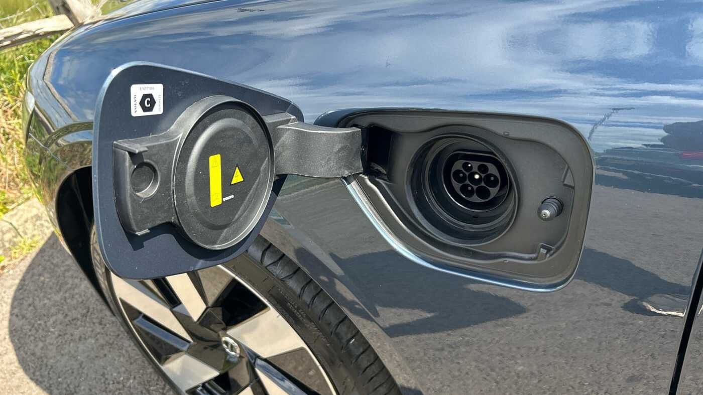 Volvo V60 Ultra, T8 AWD Plug-in hybrid, Electric/Petrol, Dark (Ex Demo, Under 200 Miles)