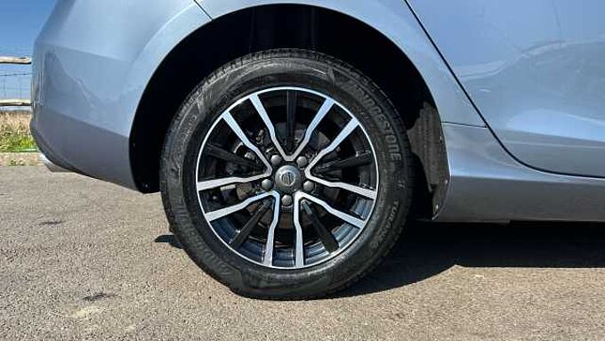 Volvo V40 D2 Momentum Manual (Winter Pack, Front Park Assist, 1 Owner)