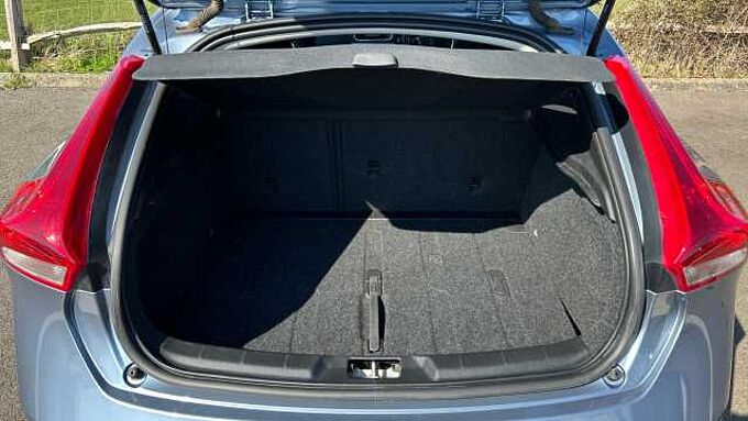 Volvo V40 D2 Momentum Manual (Winter Pack, Front Park Assist, 1 Owner)