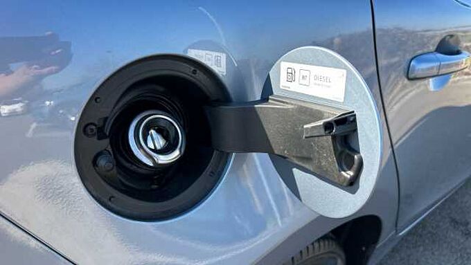 Volvo V40 D2 Momentum Manual (Winter Pack, Front Park Assist, 1 Owner)