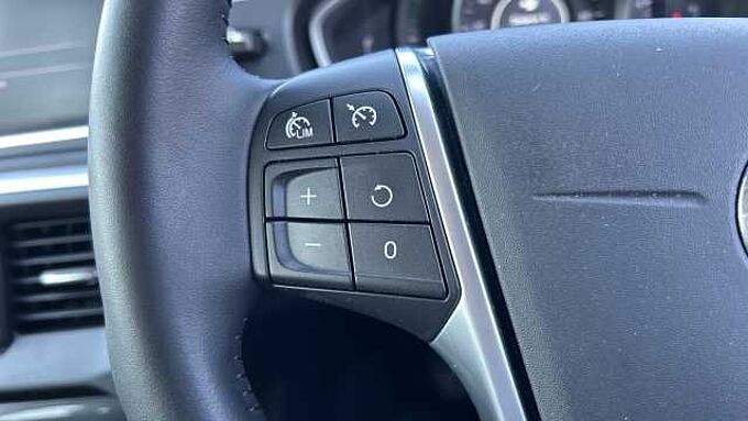 Volvo V40 D2 Momentum Manual (Winter Pack, Front Park Assist, 1 Owner)