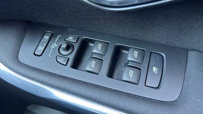 Volvo V40 D2 Momentum Manual (Winter Pack, Front Park Assist, 1 Owner)