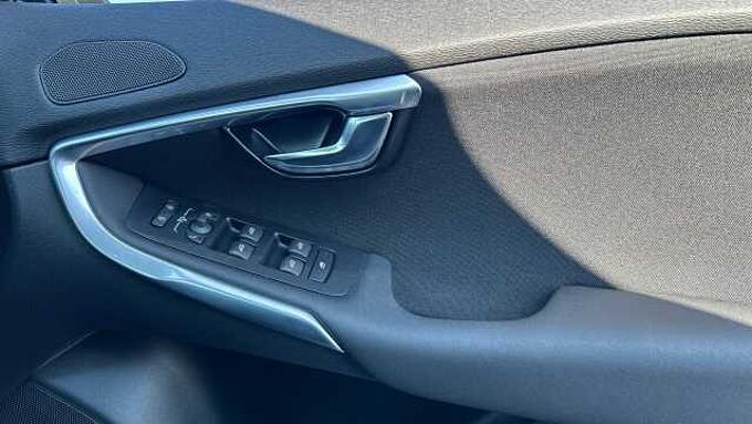 Volvo V40 D2 Momentum Manual (Winter Pack, Front Park Assist, 1 Owner)