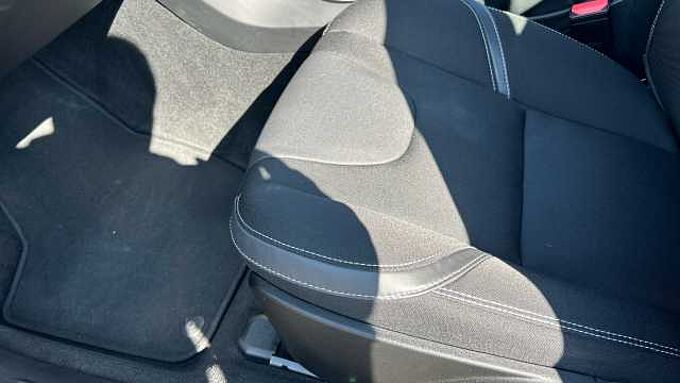 Volvo V40 D2 Momentum Manual (Winter Pack, Front Park Assist, 1 Owner)