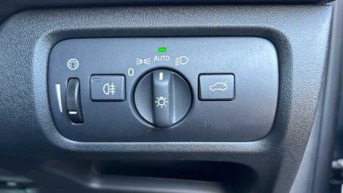 Volvo V40 D2 Momentum Manual (Winter Pack, Front Park Assist, 1 Owner)