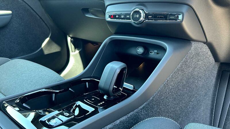 Volvo XC40 Plus, B3 Mild hybrid, Petrol, Dark (360 Camera, Tempa Spare, Dark Tints)
