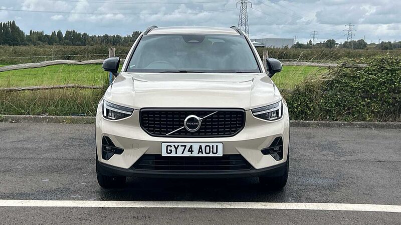 Volvo XC40 Plus, B3 Mild hybrid, Petrol, Dark (EX-DEMONSTRATOR- Heated Seats, Camera)