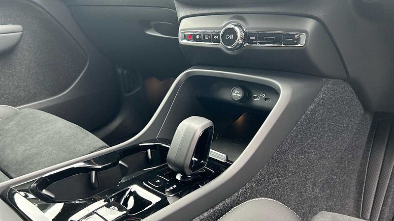 Volvo XC40 Plus, B3 Mild hybrid, Petrol, Dark (EX-DEMONSTRATOR- Heated Seats, Camera)