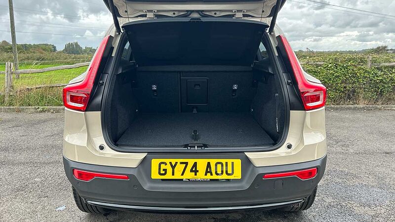 Volvo XC40 Plus, B3 Mild hybrid, Petrol, Dark (EX-DEMONSTRATOR- Heated Seats, Camera)