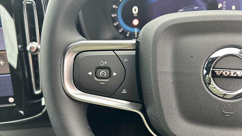 Volvo XC40 Plus, B3 Mild hybrid, Petrol, Dark (EX-DEMONSTRATOR- Heated Seats, Camera)