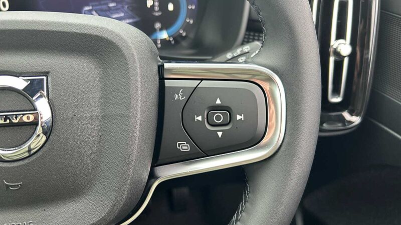 Volvo XC40 Plus, B3 Mild hybrid, Petrol, Dark (EX-DEMONSTRATOR- Heated Seats, Camera)