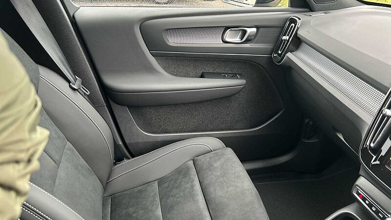 Volvo XC40 Plus, B3 Mild hybrid, Petrol, Dark (EX-DEMONSTRATOR- Heated Seats, Camera)