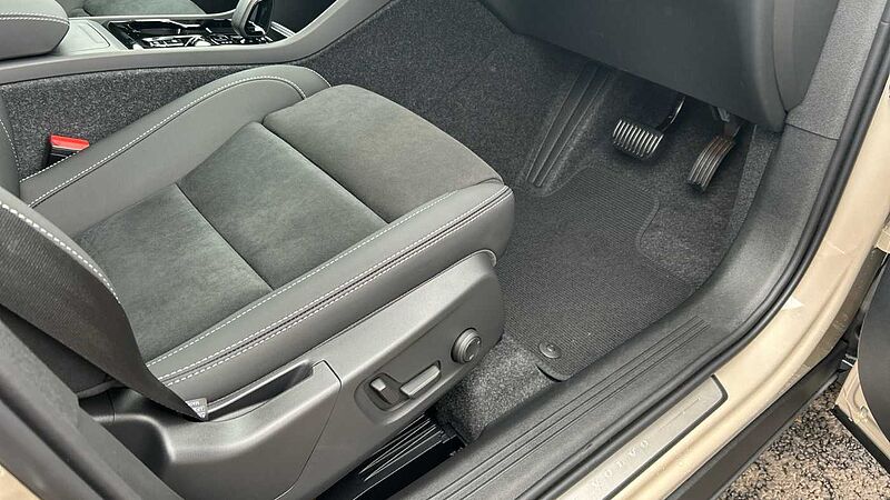 Volvo XC40 Plus, B3 Mild hybrid, Petrol, Dark (EX-DEMONSTRATOR- Heated Seats, Camera)