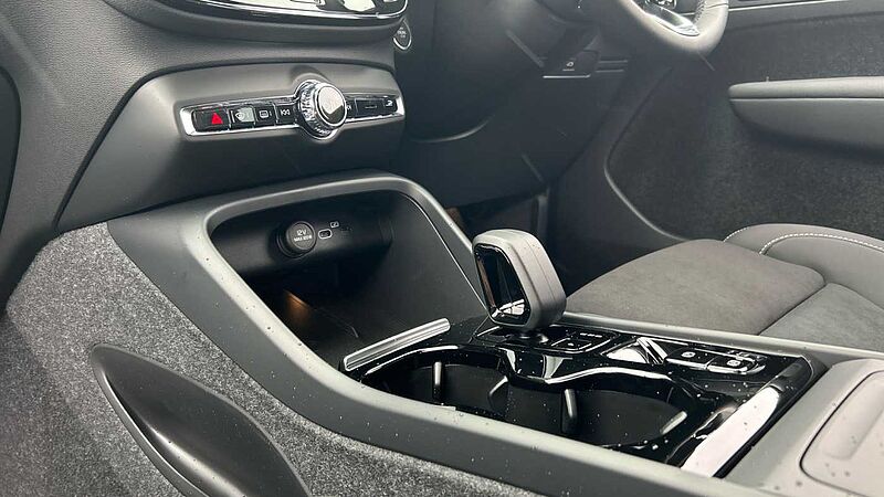 Volvo XC40 Plus, B3 Mild hybrid, Petrol, Dark (EX-DEMONSTRATOR- Heated Seats, Camera)