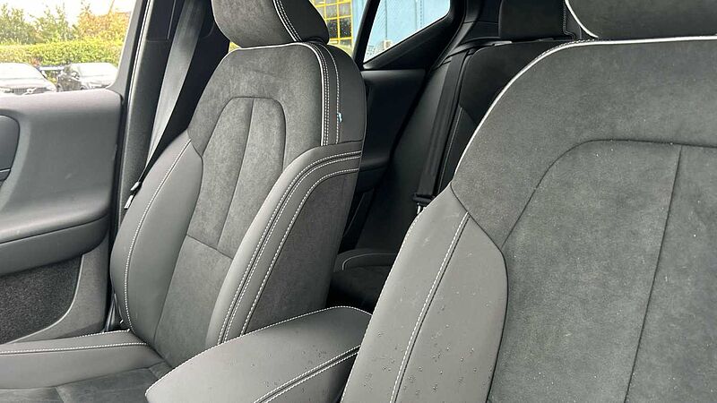 Volvo XC40 Plus, B3 Mild hybrid, Petrol, Dark (EX-DEMONSTRATOR- Heated Seats, Camera)
