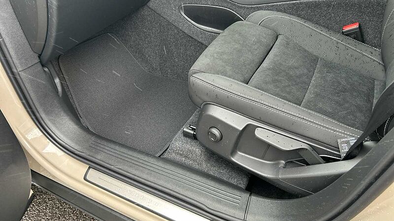 Volvo XC40 Plus, B3 Mild hybrid, Petrol, Dark (EX-DEMONSTRATOR- Heated Seats, Camera)