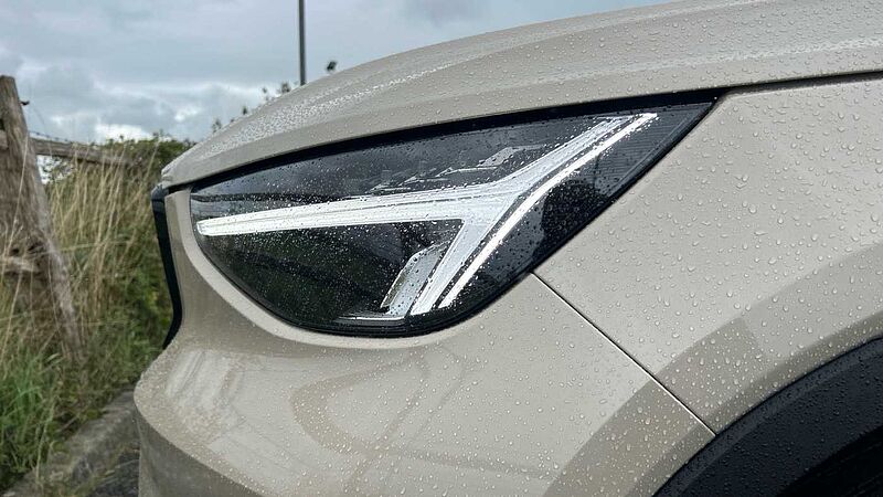 Volvo XC40 Plus, B3 Mild hybrid, Petrol, Dark (EX-DEMONSTRATOR- Heated Seats, Camera)