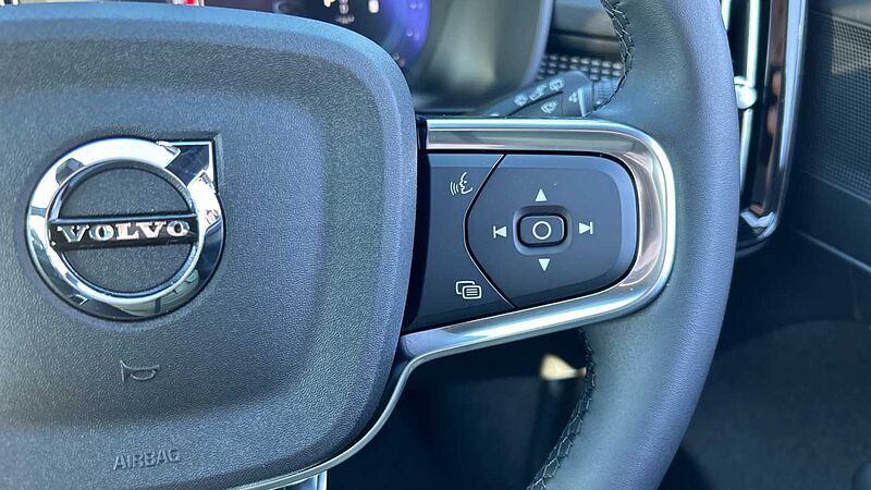 Volvo XC40 Plus, B3 Mild hybrid, Petrol, Dark(Heated Seats, Camera, Google)