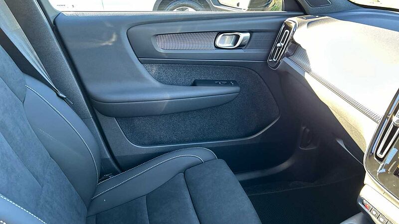 Volvo XC40 Plus, B3 Mild hybrid, Petrol, Dark(Heated Seats, Camera, Google)