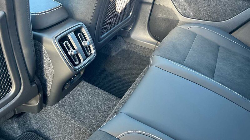 Volvo XC40 Plus, B3 Mild hybrid, Petrol, Dark(Heated Seats, Camera, Google)