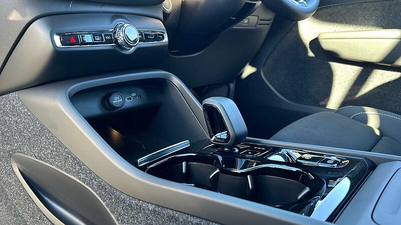 Volvo XC40 Plus, B3 Mild hybrid, Petrol, Dark(Heated Seats, Camera, Google)