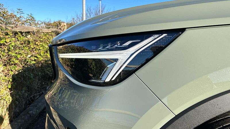 Volvo XC40 Plus, B3 Mild hybrid, Petrol, Dark(Heated Seats, Camera, Google)