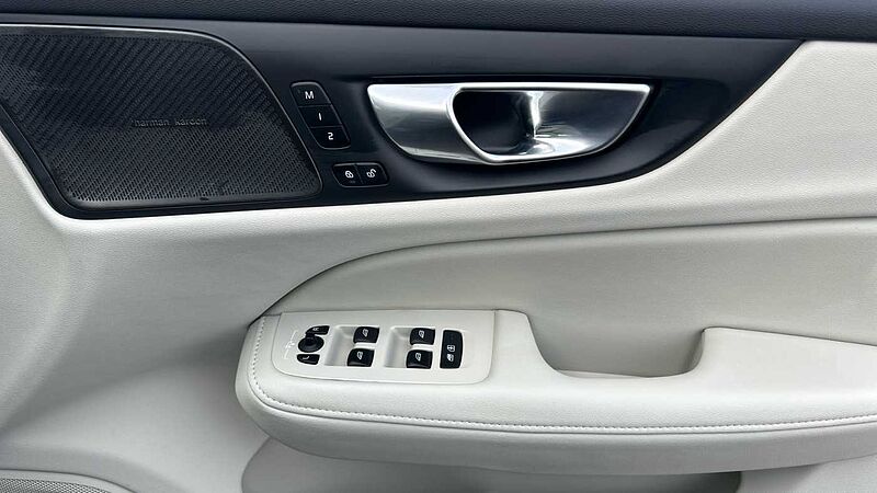 Volvo V60 Ultra, T8 AWD Plug-in hybrid, Electric/Petrol, Dark(DEMONSTRATOR - Sunroof)