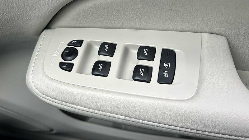 Volvo V60 Ultra, T8 AWD Plug-in hybrid, Electric/Petrol, Dark(DEMONSTRATOR - Sunroof)
