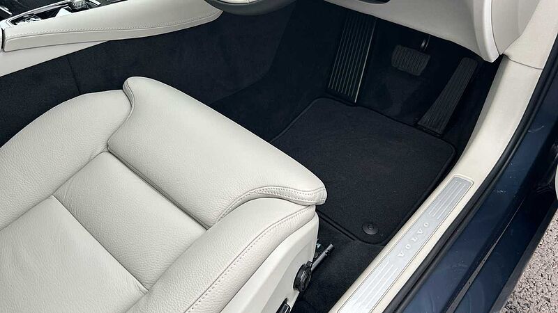 Volvo V60 Ultra, T8 AWD Plug-in hybrid, Electric/Petrol, Dark(DEMONSTRATOR - Sunroof)