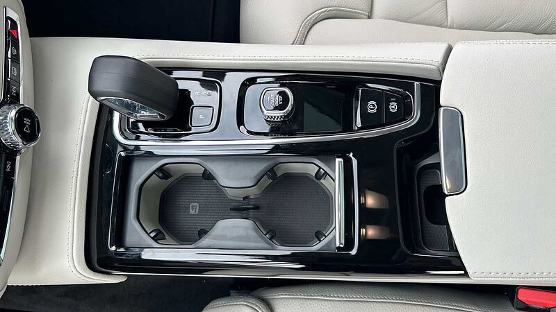 Volvo V60 Ultra, T8 AWD Plug-in hybrid, Electric/Petrol, Dark(DEMONSTRATOR - Sunroof)