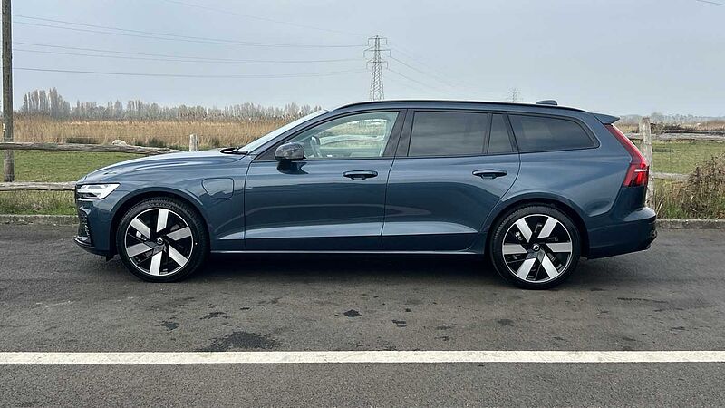 Volvo V60 Ultra, T8 AWD Plug-in hybrid, Electric/Petrol, Dark(DEMONSTRATOR - Sunroof)