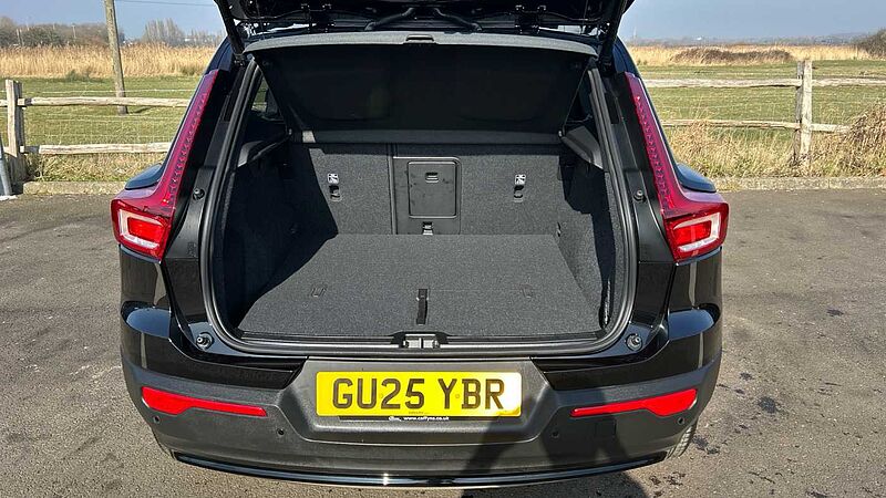 Volvo XC40 Black Edition Plus, B3 Mild hybrid, Petrol(DEMONSTRATOR, Camera, Google)