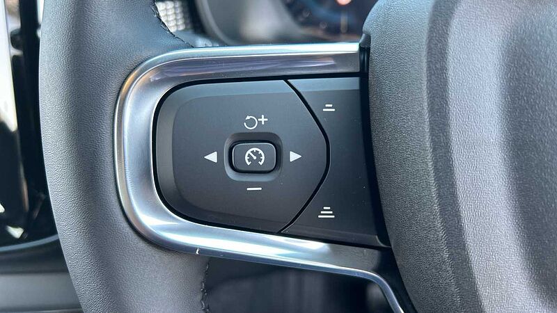 Volvo XC40 Black Edition Plus, B3 Mild hybrid, Petrol(DEMONSTRATOR, Camera, Google)