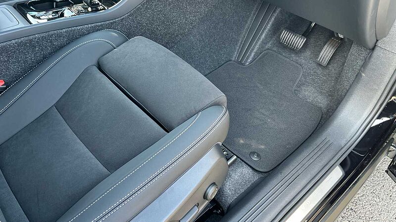 Volvo XC40 Black Edition Plus, B3 Mild hybrid, Petrol(DEMONSTRATOR, Camera, Google)