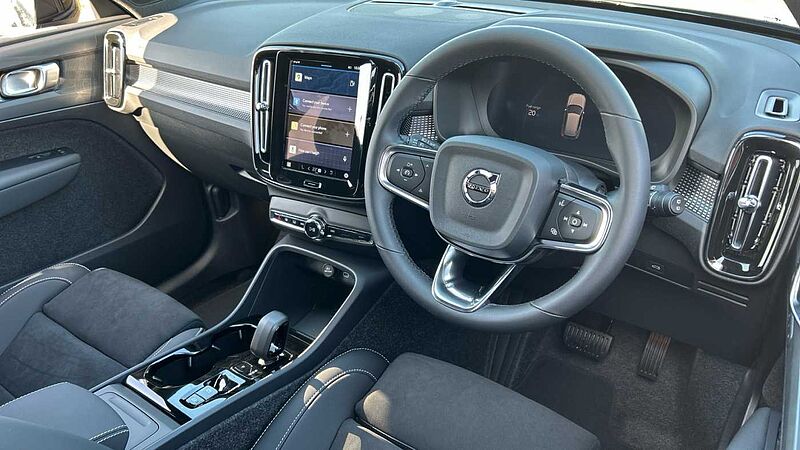 Volvo XC40 Black Edition Plus, B3 Mild hybrid, Petrol(DEMONSTRATOR, Camera, Google)