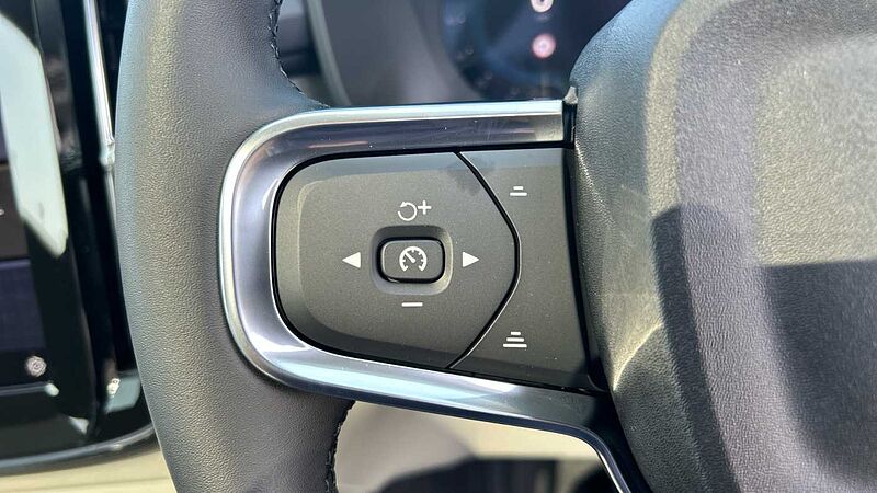 Volvo XC40 Ultra, B3 Mild hybrid, Petrol, Dark (CBS- Sunroof, 360, BLIS, Heated Seats)