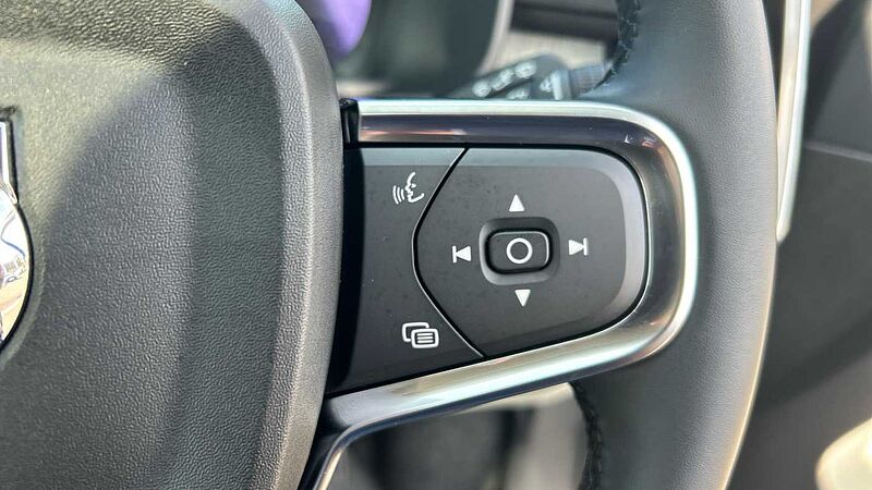 Volvo XC40 Ultra, B3 Mild hybrid, Petrol, Dark (CBS- Sunroof, 360, BLIS, Heated Seats)