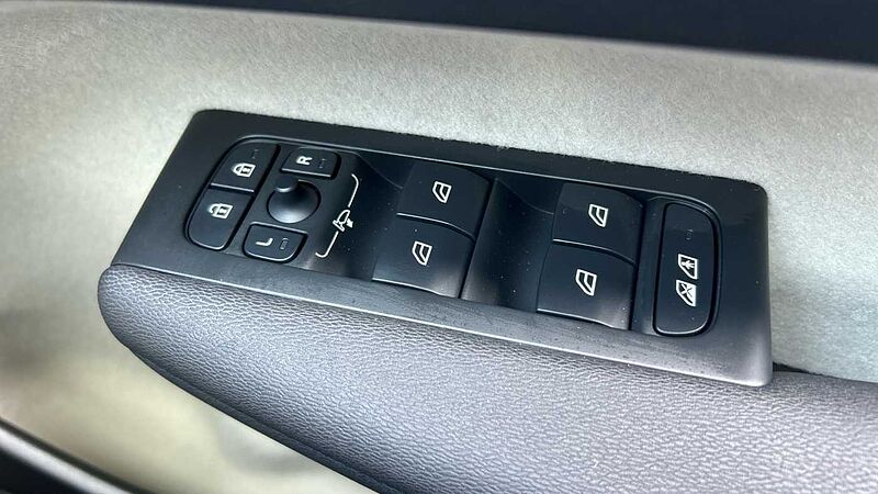 Volvo XC40 Ultra, B3 Mild hybrid, Petrol, Dark (CBS- Sunroof, 360, BLIS, Heated Seats)