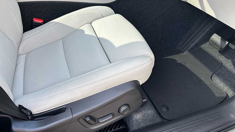 Volvo XC40 Ultra, B3 Mild hybrid, Petrol, Dark (CBS- Sunroof, 360, BLIS, Heated Seats)