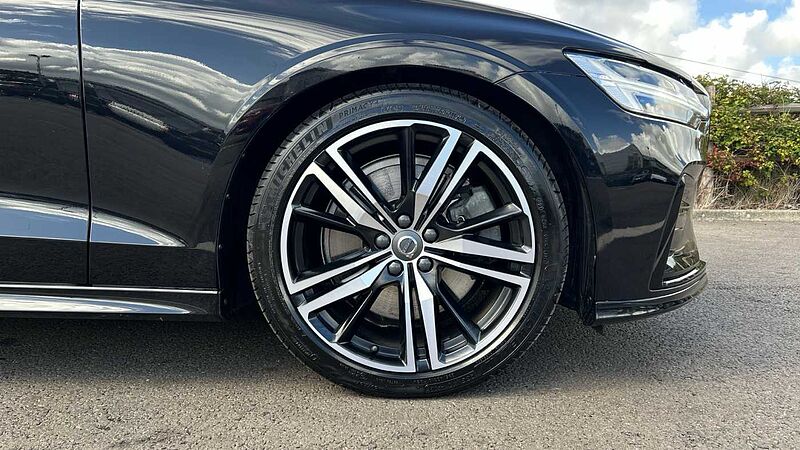 Volvo S60 R-Design, B5 mild hybrid (Apple Car Play, 19' Alloys, Camera, Low Miles)