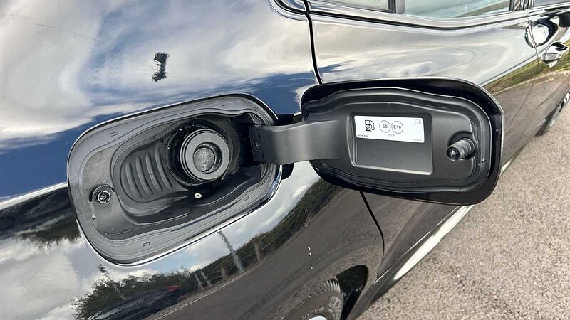 Volvo S60 R-Design, B5 mild hybrid (Apple Car Play, 19' Alloys, Camera, Low Miles)