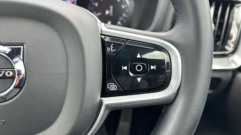 Volvo S60 R-Design, B5 mild hybrid (Apple Car Play, 19' Alloys, Camera, Low Miles)