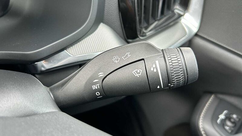 Volvo S60 R-Design, B5 mild hybrid (Apple Car Play, 19' Alloys, Camera, Low Miles)